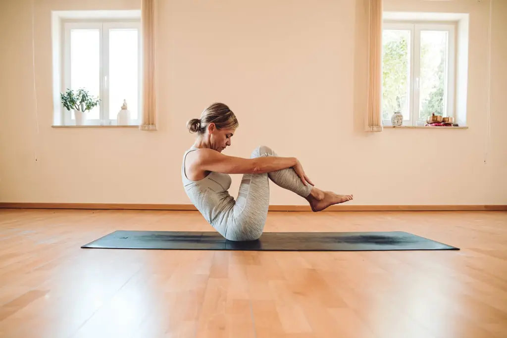 Heike Wagner zeigt eine BodyBalancePilates-Übung im Kursraum