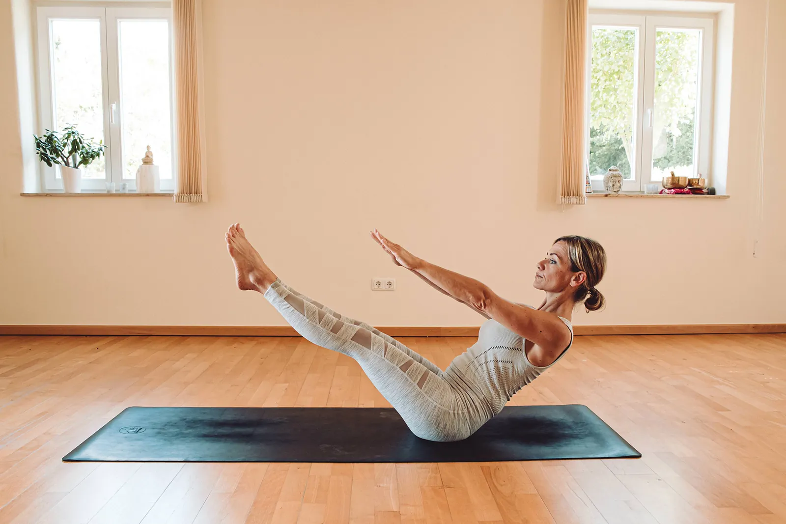 Heike Wagner bei einer Pilates-Übung im hellen Kursraum der Praxis in Michelau