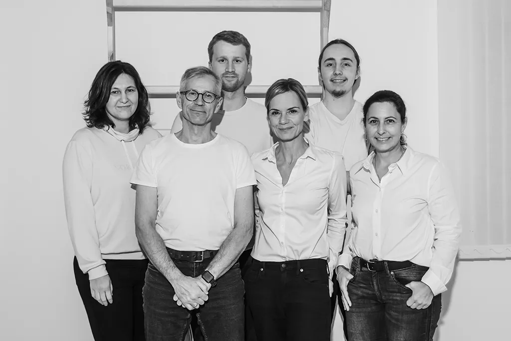 Das Praxisteam in Schwarz-Weiß im Kursraum