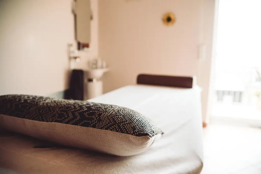 Therapieliege mit Kissen im ruhigen Behandlungsraum