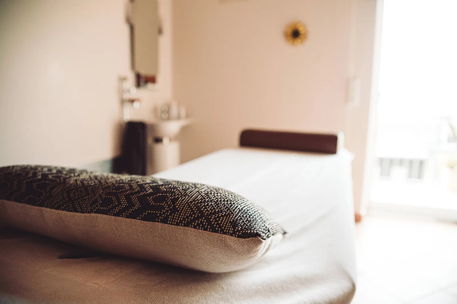 Therapieliege mit Kissen im ruhigen Behandlungsraum