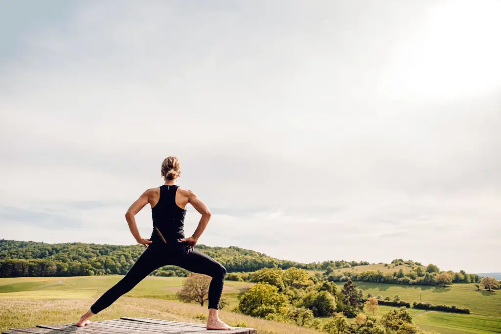 Yoga-Übung im Freien mit Blick über die Hügel des Steigerwalds