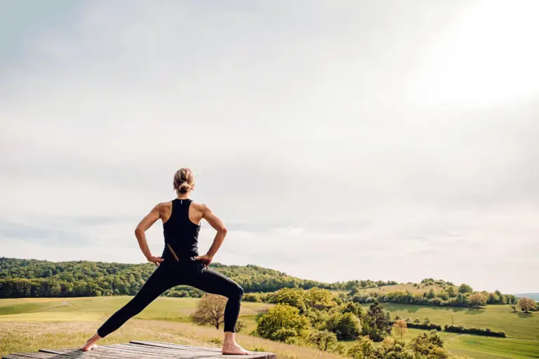 Yoga-Übung im Freien mit Blick über die Hügel des Steigerwalds